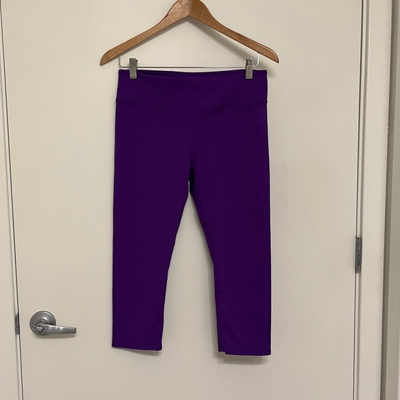 Fabletics purple 3/4 length yoga pants - Picture 4 of 4